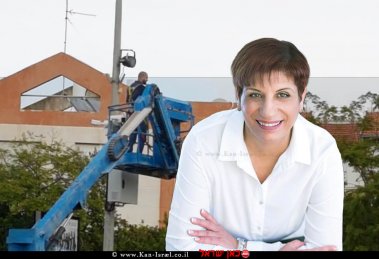 ראש עיריית כפר יונה, הגב' שוש (שושי) כחלון-כידור; ברקע התקנת מצלמת אבטחה בכפר יונה | צילום: דוברות כפר יונה | עיבוד צילום: שולי סונגו