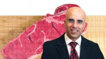 דני טל מנהל מינהל היבוא במשרד הכלכלה והתעשייה ברקע מכסת בשר טרי ביבוא פטור ממכס | צילום: יוסי זמיר | עיבוד צילום: שולי סונגו