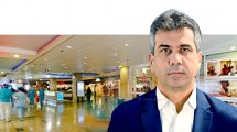 שר הכלכלה אלי כהן | רקע לצורך המחשה: המרכז המסחרי במרכז הרפואי מאיר | עיבוד צילום: שולי סונגו ©