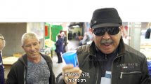 מצביע בבחירות בסדרה "מסע מקומי" – עשרה ימים, עשר ערים לפני הבחירות של ערוץ הטלוויזיה כאן  11 | צילום: כאן 11 | עיבוד צילום: שולי סונגו