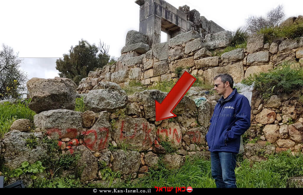 אורי ברגר ארכיאולוג נפת גליל עליון מזרחי ברשות העתיקות, בוחן השחתת אתר קירות בית כנסת בן 1800 שנה במירון