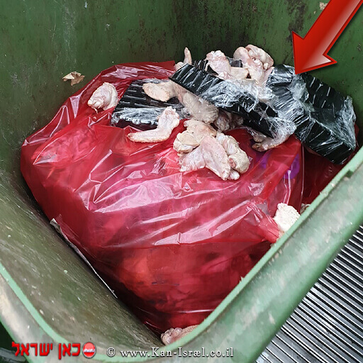חלק של בשר העוף 371 קילוגרמים שאוחסן בתנאים בתנאים ירודים וחלקו פג תוקף | צילום: דוברות משרד המשפטים | עיבוד: שולי סונגו חלק של בשר העוף 371 קילוגרמים שאוחסן בתנאים בתנאים ירודים וחלקו פג תוקף
