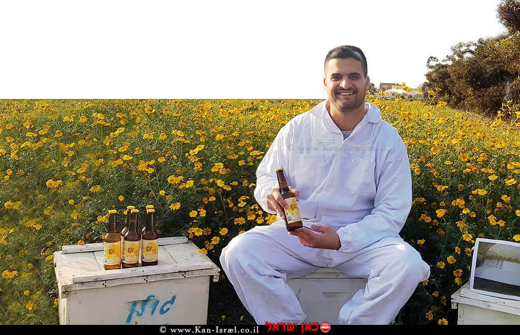 הדבוראי הצעיר גל גולן מ'מכוורת מרדכי גולן' במושב גילת בנגב עם בירה דבש חדשה 'BEERA' כשרה לפסח, ללא גלוטן | עיבוד: שולי סונגו הדבוראי הצעיר גל גולן מ'מכוורת מרדכי גולן' במושב גילת בנגב עם בירה דבש חדשה 'BEERA' כשרה לפסח, ללא גלוטן