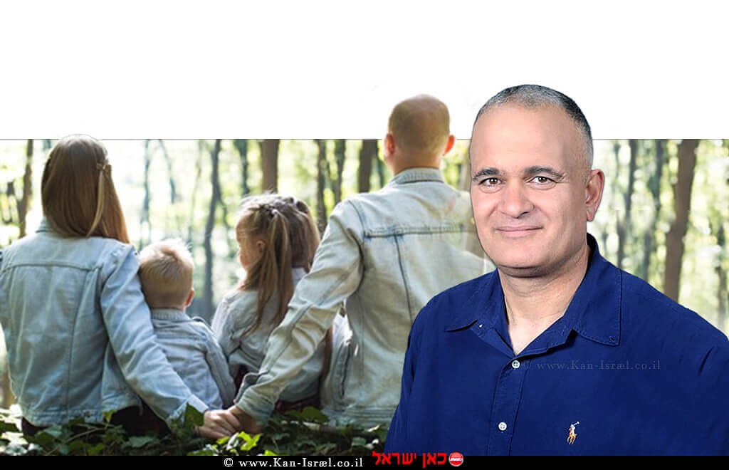 מאיר צור מזכל תנועת המושבים ויושב ראש התאחדות חקלאי ישראל | ברקע: משפחה בנופש | עיבוד צילום: שולי סונגו מזכל תנועת המושבים ויושב ראש התאחדות חקלאי ישראל מר מאיר צור ברקע משפחה בנופש | עיבוד צילום: שולי סונגו