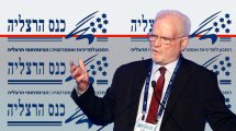 עמוס גלעד אלוף בדימוס בצהל, לשעבר במערכת הביטחון הישראלית ברקע כנס הרצליה | עיבוד צילום: שולי סונגו ©