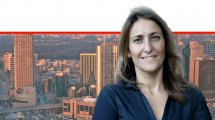 אינג'ינר סיגל חורש, מהנדסת העיר רמת גן ברקע: בניינים בעיר | צילום: עופר וקנין מדף הפייסבוק | עיבוד: שולי סונגו