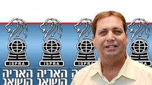 איתן הרשקו, יושב ראש איגוד יועצי התקשורת ויחסי הציבור בישראל ברקע לוגו תחרות האריה השואג | עיבוד צילום: שולי סונגו ©