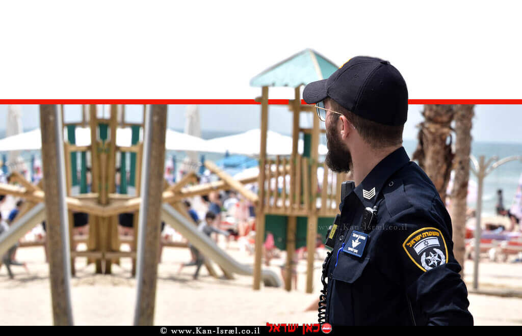 שוטר אגף שיטור אבטחה וקהילה של משטרת ישראל בחוף הרחצה | צילום: משטרת ישראל | עיבוד צילום: שולי סונגו ©