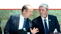 שר החינוך הנכנס, הרב רפי פרץ, עם שר החינוך לשעבר, מר נפתלי בנט | צילום: יוסי איפרגן, לשכת עתונות ממשלתית | עיבוד צילום: שולי סונגו ©