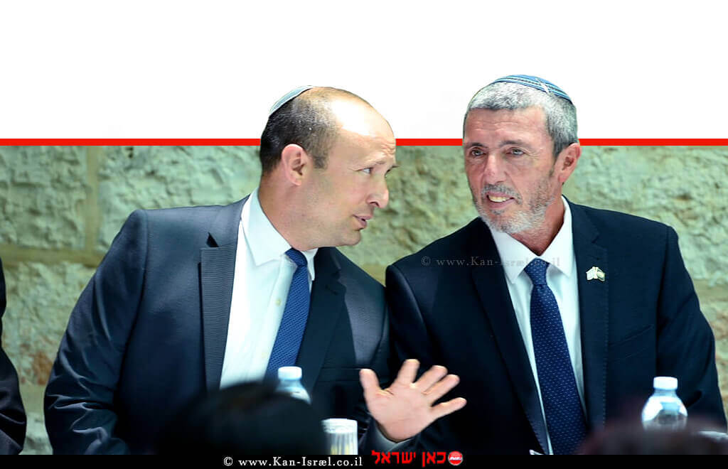 שר החינוך הנכנס, הרב רפי פרץ, עם שר החינוך לשעבר, מר נפתלי בנט | צילום: יוסי איפרגן, לשכת עתונות ממשלתית | עיבוד צילום: שולי סונגו © שר החינוך הנכנס, הרב רפי פרץ, עם שר החינוך לשעבר, מר נפתלי בנט | צילום: יוסי איפרגן, לשכת עתונות ממשלתית | עיבוד צילום: שולי סונגו ©