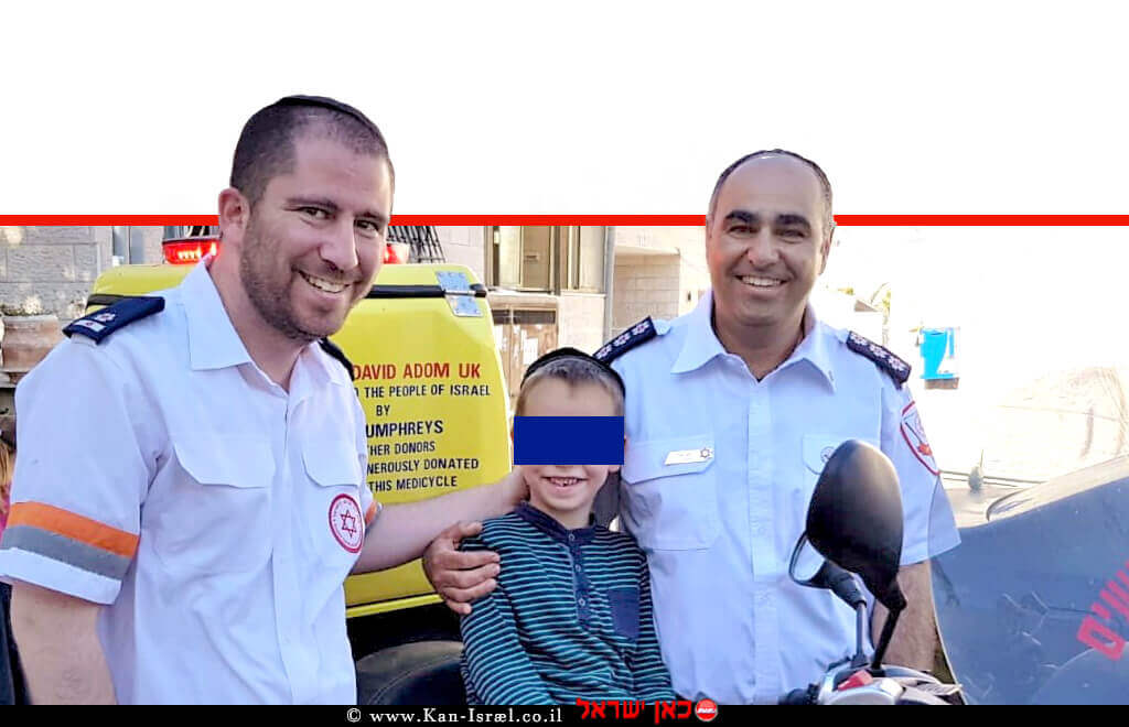פראמדיק מדא דוד ילניק וחובש בכיר במדא רונן ימיני, בפגישה עם מאיר איצקוביץ' בן ה-6 במרכז הצילום | צילום: דוברות מדא פראמדיק מדא דוד ילניק וחובש בכיר במדא רונן ימיני, בפגישה עם מאיר איצקוביץ' בן ה-6 במרכז הצילום | צילום: דוברות מדא