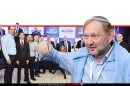 פרופ׳ זאב חנין, מרצה ב'אוניברסיטת אריאל' ומדען ראשי במשרד הקליטה ברקע: אנשי מפלגת 'ישראל ביתנו' | צילום: fotopapa.com, מתוך דף הפייסבוק של פרופ׳ זאב חנין | עיבוד צילום: שולי סונגו ©
