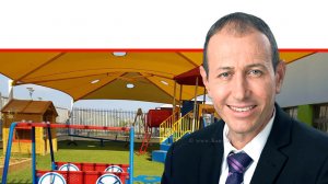 שמעון לנקרי ראש עיריית עכו | רקע: גן ילדים חדש לרגל שנת הלימודים החדשה | עיבוד צילום ממחושב: שולי סונגו©