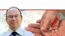 החילזון שנשלף על ידי רופאי המרכז הרפואי הלל יפה-חדרה מאפו של פעוט בן שלוש המחזיק בו משמאל דר' יצחק ברוורמן | עיבוד צילום ממחושב: שולי סונגו©