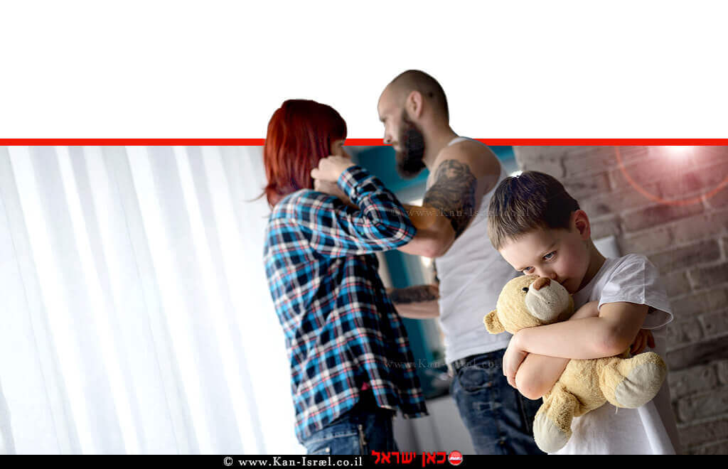 ילד בסיכון עם דובי ברקע: ההורים בעימות אלים | עיבוד צילום ממחושב: שולי סונגו© ילד בסיכון עם דובי ברקע: ההורים בעימות אלים | עיבוד צילום ממחושב: שולי סונגו©