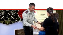 טקס קבלת הציון לשבח לסגן אלוף מ' שנהרג ב-חַ'אן יוּנֶס לאישה ולילדים מידי הרמטכל אביב כוכבי | צילום: דובר צהל | עיבוד צילום ממחושב: שולי סונגו©