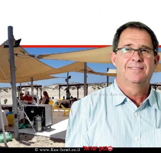 ישראל סקופ, ראש החטיבה לשמירה על הקרקע ברשות מקרקעי ישראל ברקע: אירוע בחוף דור-נַחְשׁוֹלִים | צילום: דוברות רמי | עיבוד ממחושב: שולי סונגו©