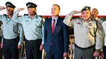 מפקד משמר הגבול ניצב יעקב (קובי) שבתאי עם השר לביטחון פנים גלעד ארדן, ממלא מקום מפכל המשטרה, ניצב מוטי כהן, בטקס הנחת אבן פינה להיכל ההנצחה והמורשת החדש של משמר הגבול