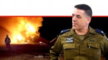 אלוף עמיקם נורקין, מפקד חיל האוויר ברקע זירת ההתרסקות מסוק היסעור בנגב | צילום: ויקיפדיה, תיעוד מבצעי כבאות והצלה© | עיבוד ממחושב: שולי סונגו©