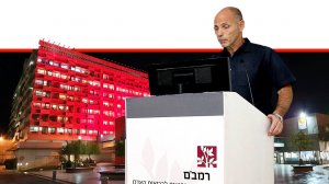 דר' אדוארדו שחר, מנהל מכון האיידס ברמבם ברקע ה'קריה הרפואית לבריאות האדם - רמבם' מוארת באדום | צילום: פיוטר פליטר | ווידאו וסטילס: נתנאל אייזיק | עיבוד ממחושב: שולי סונגו©