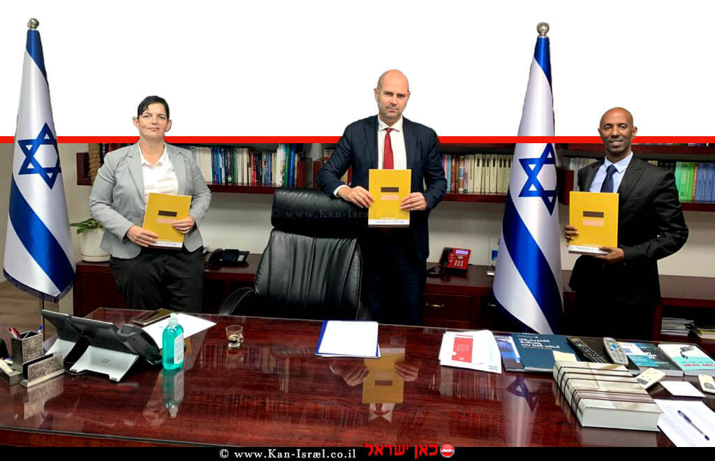 עורך דין אווקה (קובי) זנה עם אמיר אוחנה שר המשפטים וממלאת מקום מנכל משרד המשפטים, סיגל יעקבי בעת הגשת דוח היחידה הממשלתית לתיאום המאבק בגזענות לשנת 2019 עורך דין אווקה (קובי) זנה עם אמיר אוחנה שר המשפטים וממלאת מקום מנכל משרד המשפטים, סיגל יעקבי בעת הגשת דוח היחידה הממשלתית לתיאום המאבק בגזענות לשנת 2019