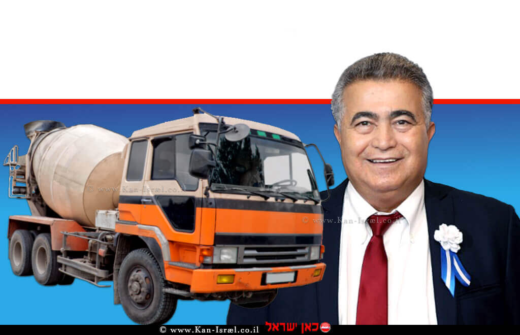 עמיר פרץ שר הכלכלה והתעשייה ברקע: משאית מלט | עיבוד צילום: שולי סונגו ©
