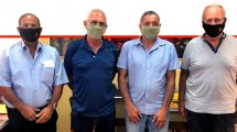 מנכל ארגון מגדלי הפירות בישראל, מר ירון בלחסן, שני מימין בפגישת חברי הארגון עם מסכות ממותגות בני קלמן מקיבוץ ברעם, מוטי צמיר קיבוץ פלמח צובה- יור מועצת הארגון ועפר דנין ממושב אלישיב | עיבוד צילום: שולי סונגו ©