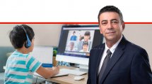 עמית אדרי מנכל משרד החינוך ברקע: תלמיד שלומד עם המורה באמצעות ועידת וידיאו בבית, למידה מרחוק במהלך מגיפת COVID-19 |  עיבוד: שולי סונגו ©