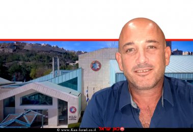 יובל כהן, חבר קיבוץ ארז, ברקע: בית הלוחם בבאר שבע, צילום: אמיר רוזנבליט | עיבוד: שולי סונגו ©