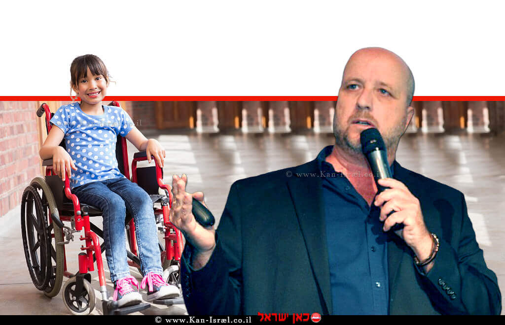 אברמי טורם נציב שוויון זכויות לאנשים עם מוגבלות במשרד המשפטים, ברקע: תלמידת בית ספר נכה בכיסא גלגלים מחייכת בחצר בית ספר, הדמייה | עיבוד צילום: שולי סונגו ©