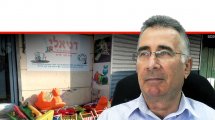 יעקב וכטל הממונה על התקינה של משרד הכלכלה והתעשייה, ברקע: חברת דניאלי ציוד לגני ילדים (דניאלי צעצועים) בקרית מלאכי | עיבוד צילום: שולי סונגו ©