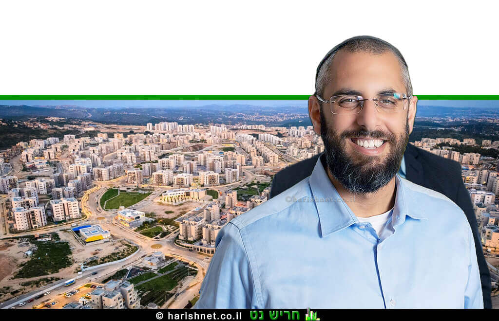 יצחק קשת ראש העיר חריש ברקע: מבט מעל העיר | עיבוד ממחושב: שולי סונגו©
