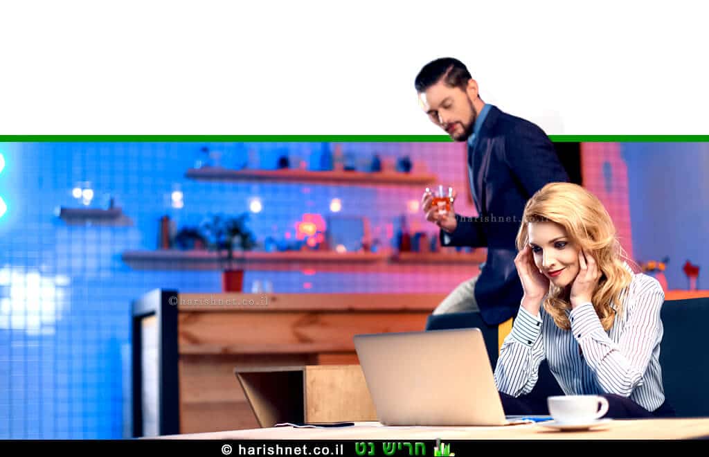 גבר צעיר שותה אלכוהול עם אישה בביתם | עיבוד ממחושב: שולי סונגו©
