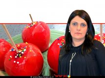 הָאוֹפָה פאולינה סונגו ברקע: תפוחי עץ מסוכרים | עיבוד ממחושב: שולי סונגו©