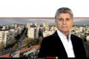 יושב ראש תנועת אומץ, התנועה למען צדק חברתי ומשפטי מר פליצ׳ה (פנחס) פלד ברקע: שכונת תל גיבורים בחולון | עיבוד ממחושב: שולי סונגו ©