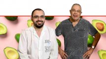פרופ’ מייק פיינזילבר ודר’ ניקולאס פאניוטיס ממכון וייצמן למדע ברקע: אבוקדו מתקלף של "תאגיד אבוקדו גרנות" | עיבוד ממחושב: שולי סונגו ©