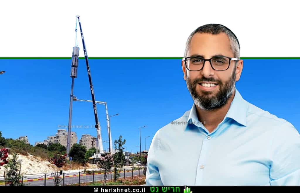 ראש עיריית חריש מר יצחק קשת, ברקע: הקמת אנטנה סלולרית לשיפור הקליטה בעיר | עיבוד צילום: שולי סונגו ©