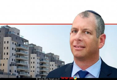 עורך דין שלומי הייזלר מנהל אגף רישום והסדר מקרקעין במשרד המשפטים ברקע: דירות לשיווק על ידי רימקס חברת תיווך נדלן בעיר חריש | עיבוד צילום ממחושב: שולי סונגו©