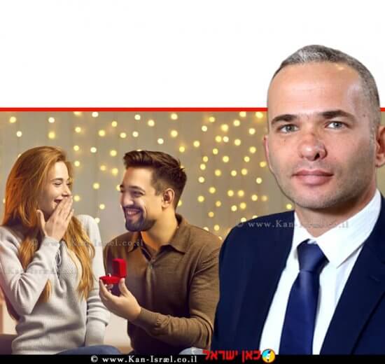 אופיר גור מנהל מינהל יהלומים אבני חן ותכשיטים והמפקח על היהלומים במשרד הכלכלה והתעשייה ברקע: גבר לבת זוגו מציע תכשיט זהב | עיבוד צילום: שולי סונגו ©