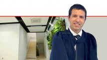 אורי שלומאי, מפקח על רישום מקרקעין - לשכת חולון (הליך שיפוטי) בסמכות שופט בית משפט שלום ברקע: הדמיית חדר מדרגות בניין משותף בסגנון לופט-בהיר | עיבוד צילום: שולי סונגו ©