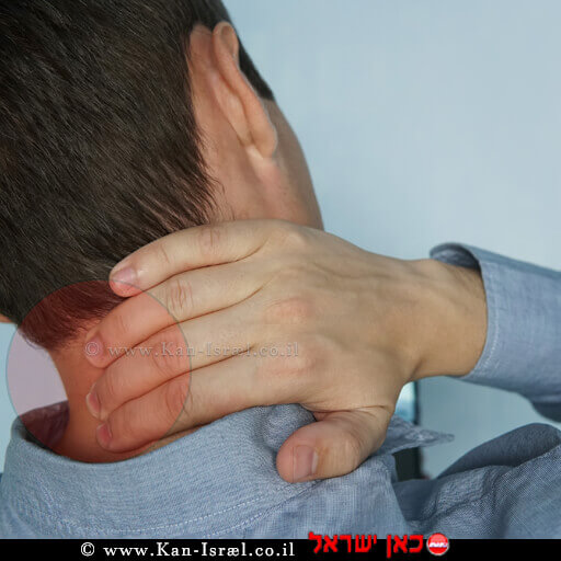 צעיר סובל מכאב עז בצוואר | צילום: Depositphotos | עיבוד צילום: שולי סונגו © צעיר סובל מכאב עז בצוואר | צילום: Depositphotos | עיבוד צילום: שולי סונגו ©