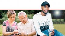 יוסף אובנך, מואשם בהונאת קשישים ב'יישומון ביט' בעודו עצור בכלא | ברקע: זוג קשישים עם סמארטפון | צילום: Depositphotos | עיבוד צילום: שולי סונגו ©