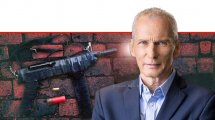 עומר בר לב שר לביטחון פנים של ישראל ברקע: כרזת כנס ההתמודדות עם הפשיעה והאלימות בחברה הערבית | צילום: ראובן קפוצ'ינסקי מתוך הפייסבוק | עיבוד צילום: שולי סונגו ©