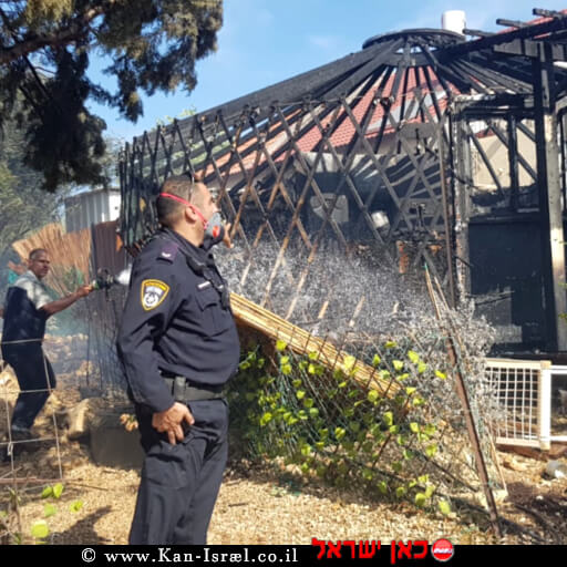 שוטר וכבאי אש  בשריפת קוצים התפתחה בוואדי בסמוך לישוב גִּתָּה בצפון ישראל | צילום: דוברות המשטרה | עיבוד צילום: שולי סונגו ©