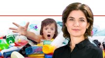 תמר זנדברג השרה להגנת הסביבה, ברקע: ילד טובע בכלים חד-פעמיים מפלסטיק המזהמים את הסביבה, האם ישראל לקראת אסון סביבתי | צילום רקע: Depositphotos | עיבוד צילום: שולי סונגו ©