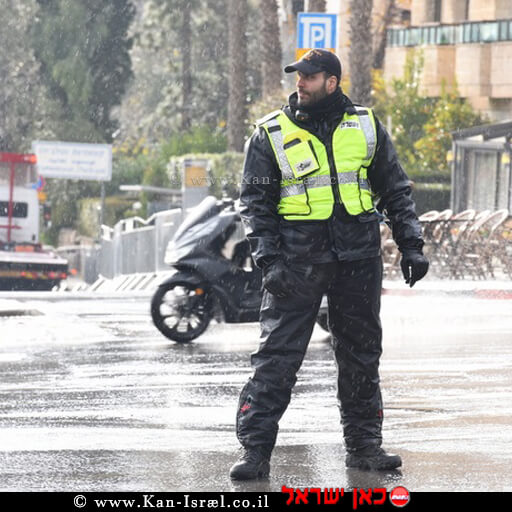 שוטר משטרת ישראל במזג אוויר חורפי וסוער | צילום: דוברות המשטרה | עיבוד צילום: שולי סונגו ©