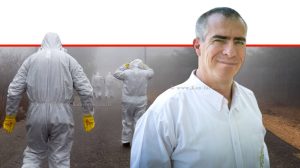 דר' תמיר גושן, מנהל השירותים הווטרינריים (בפועל) ברקע: פקחי משרד החקלאות, בדרכם להתמודדות בהתפרצות שפעת העופות ​| צילום: עודד קרני | צילום משרד החקלאות | עיבוד: שולי סונגו ©