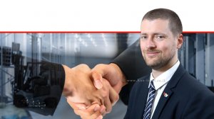 יאיר אלבין, מנהל אגף בכיר מסחר ושירותים במשרד הכלכלה והתעשייה ברקע: אחסון מחסנים שירותים עסקים | צילום: ©depositphotos | עיבוד צילום: שולי סונגו ©