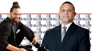 יושב ראש מועצת שמאי המקרקעין מר חיים מסילתי והזמר בְּנָיָה בָּרַבִּי, ברקע: לוגו לשכת שמאי מקרקעין בישראל | צילום: אתר הלשכה | עיבוד צילום: שולי סונגו ©