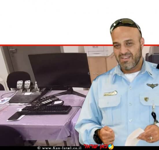 רב פקד רונן עמרם, מפקד יחידת הונאה דרום, ברקע: חדר העבודה לזיופי כרטיסי החיוב של הבאר שבעי | צילום: דוברות המשטרה | עיבוד צילום: שולי סונגו ©